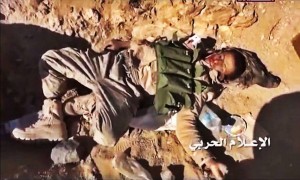 احدى جثث مرتزقة العدوان السعودي المتناثرة على جبال مأرب (الاعلام الحربي)