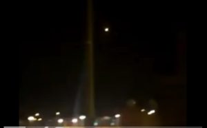 شاهد اول فيديو للحظة سقوط الصاروخ الباليستي اليمني في مطار ابها السعودي