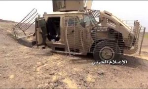 آلية عسكرية مدمرة لمرتزقة العدوان السعودي في جبهة كهبوب باب المندب تعز ( الاعلام الحربي)